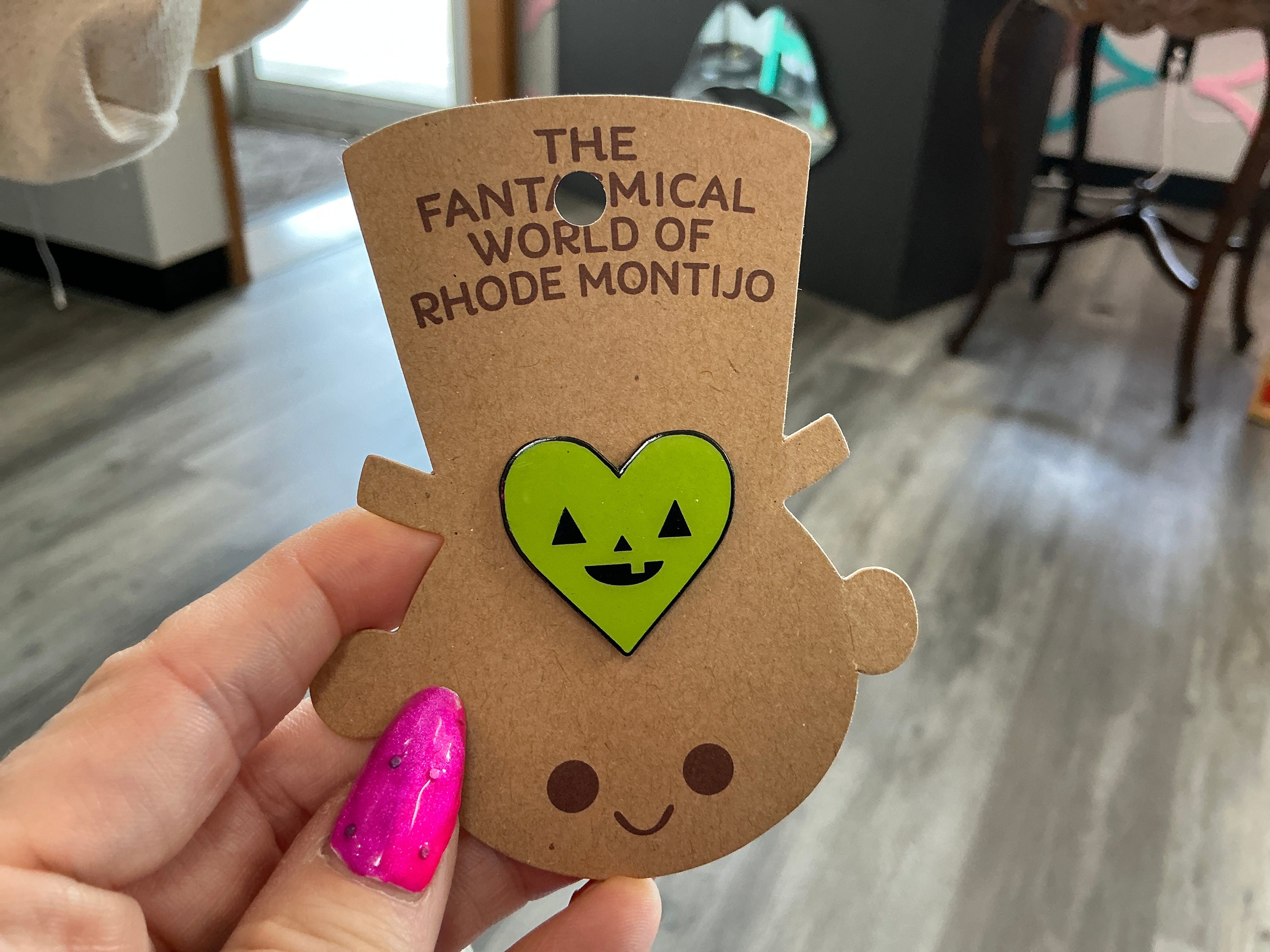 Enamel Pin: I HEART HALLOWEEN (glow-in-the-dark!)